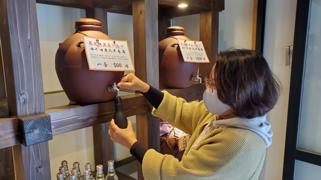 まるた娘が注ぐ酒