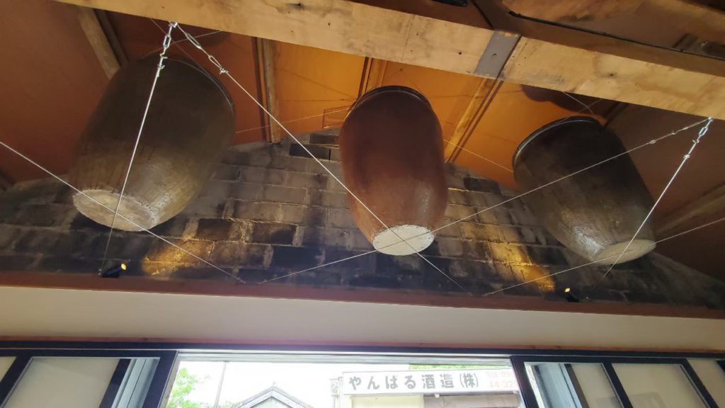 建物内観と巨大甕