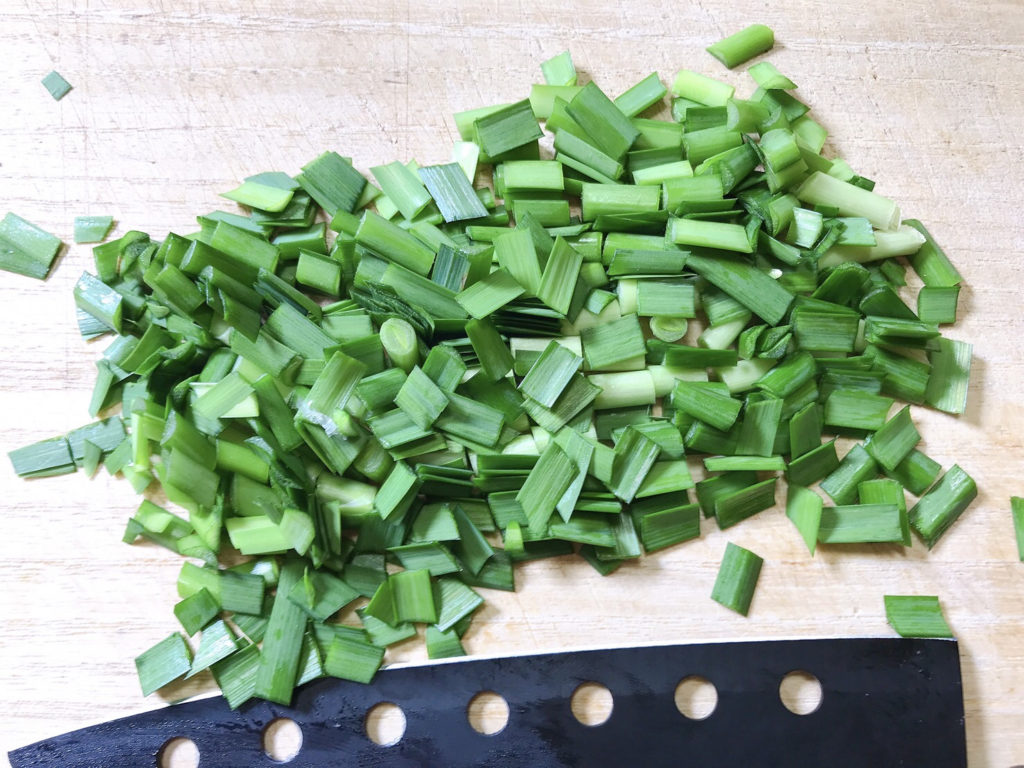 ニラをカット