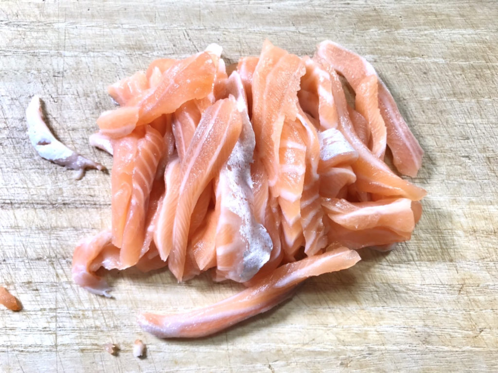 サーモンをカット