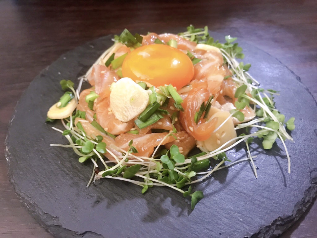 ニラとニンニクたっぷり漬けサーモン