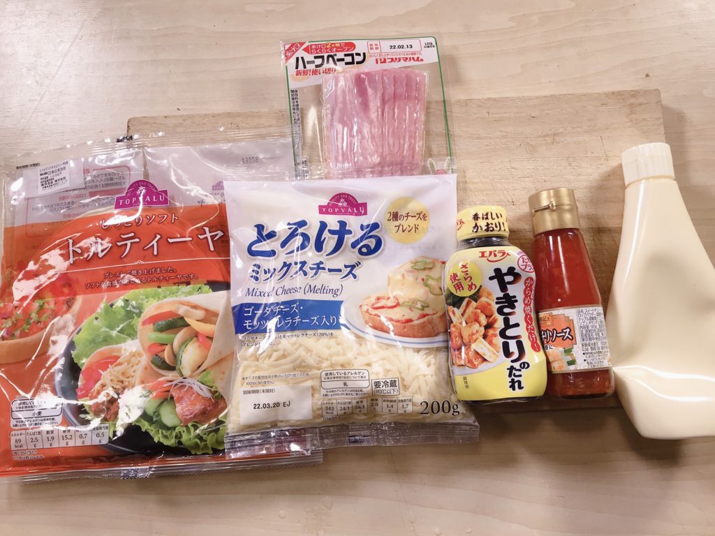 泡盛　チーズとベーコンのトルティーヤサンド