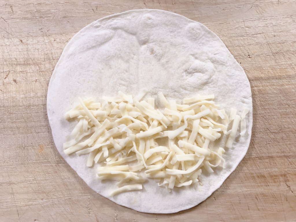 泡盛　チーズとベーコンのトルティーヤサンド