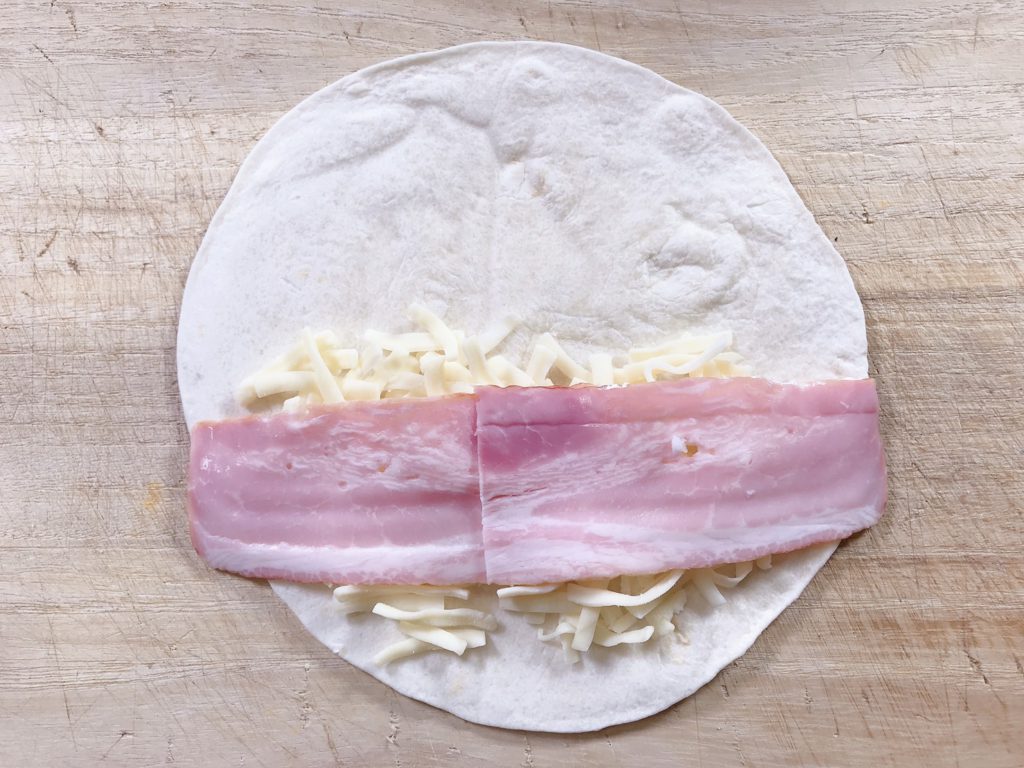 泡盛　チーズとベーコンのトルティーヤサンド