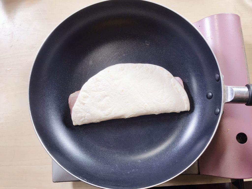 泡盛　チーズとベーコンのトルティーヤサンド