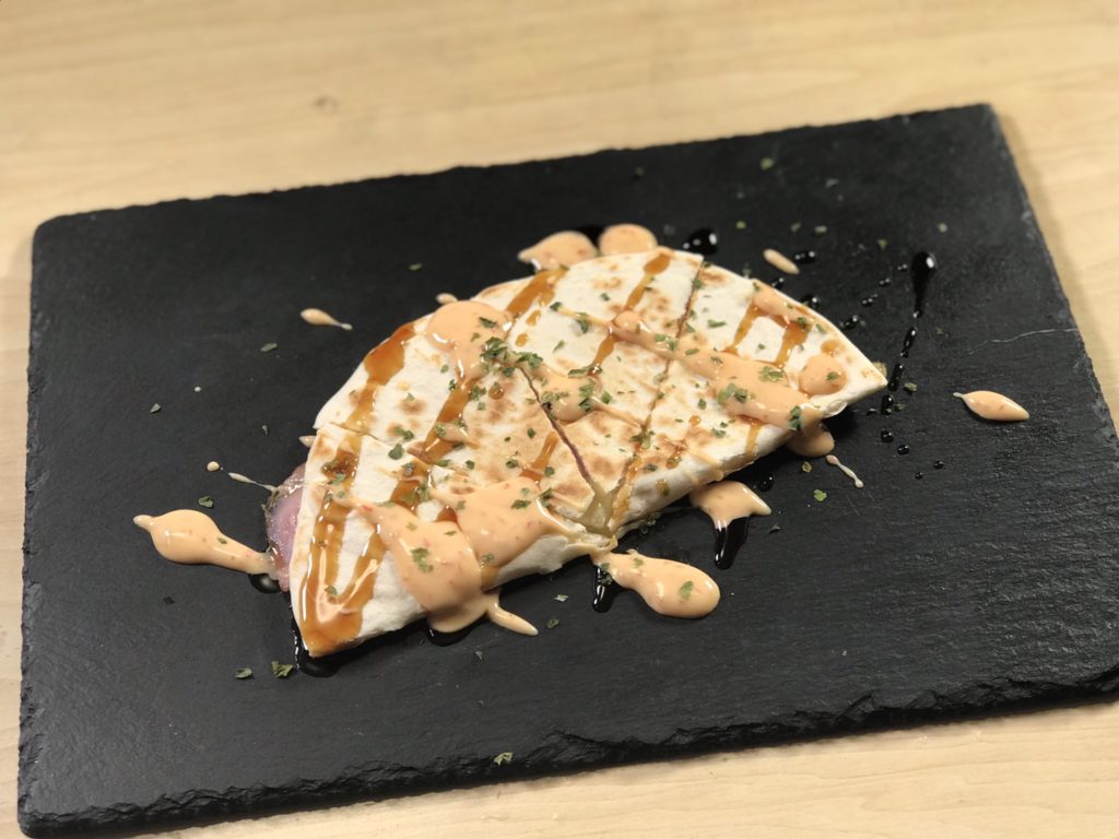 泡盛　チーズとベーコンのトルティーヤサンド