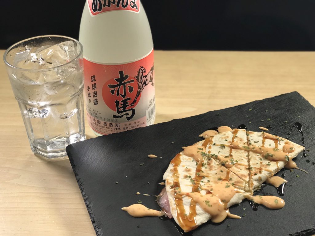 泡盛　チーズとベーコンのトルティーヤサンド