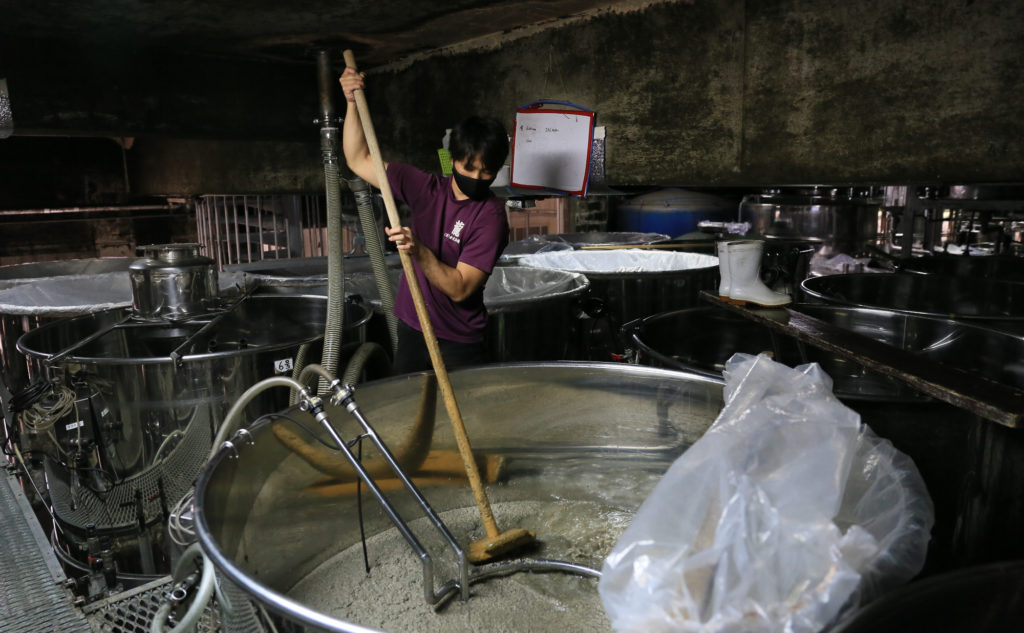 金武酒造　泡盛造り